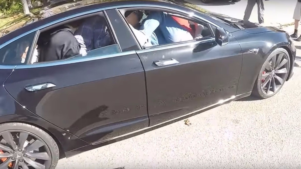 19 people stuffed into Tesla Model S