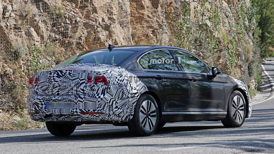 2019 VW Passat GTE facelift spy photo