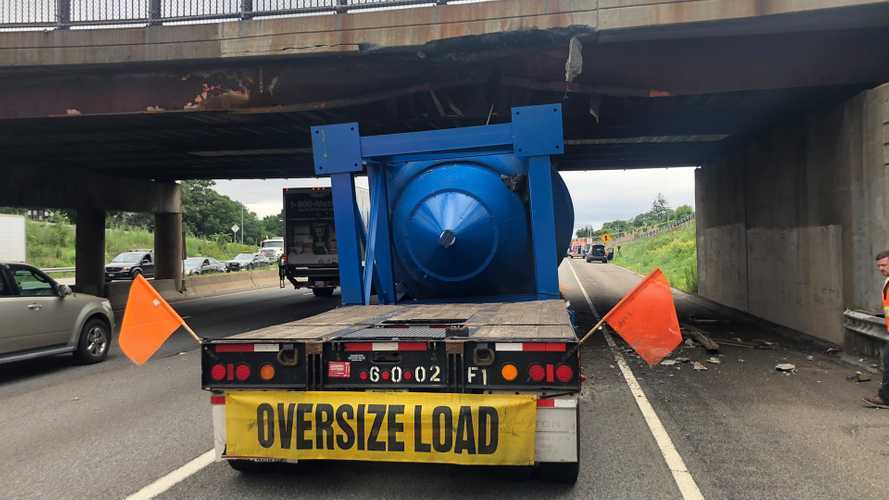 Muatan Terlalu Tinggi, Truk Trailer Hancurkan Jembatan