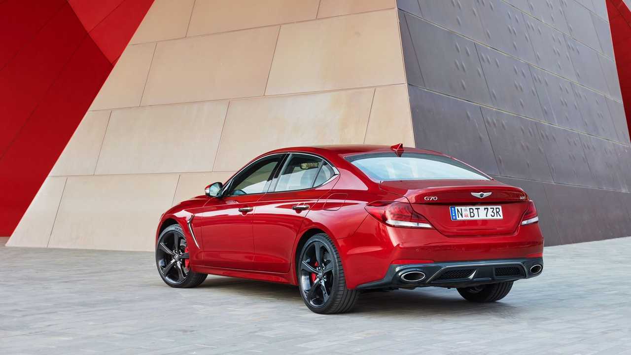 Дореформенный Genesis G70 в три четверти сзади