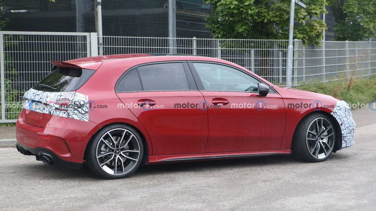 Mercedes A35 AMG restyling, le foto spia