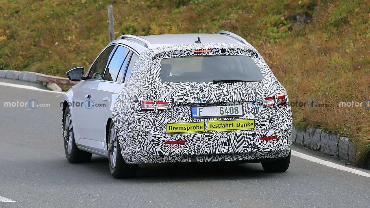 Nuova Skoda Superb, le foto spia