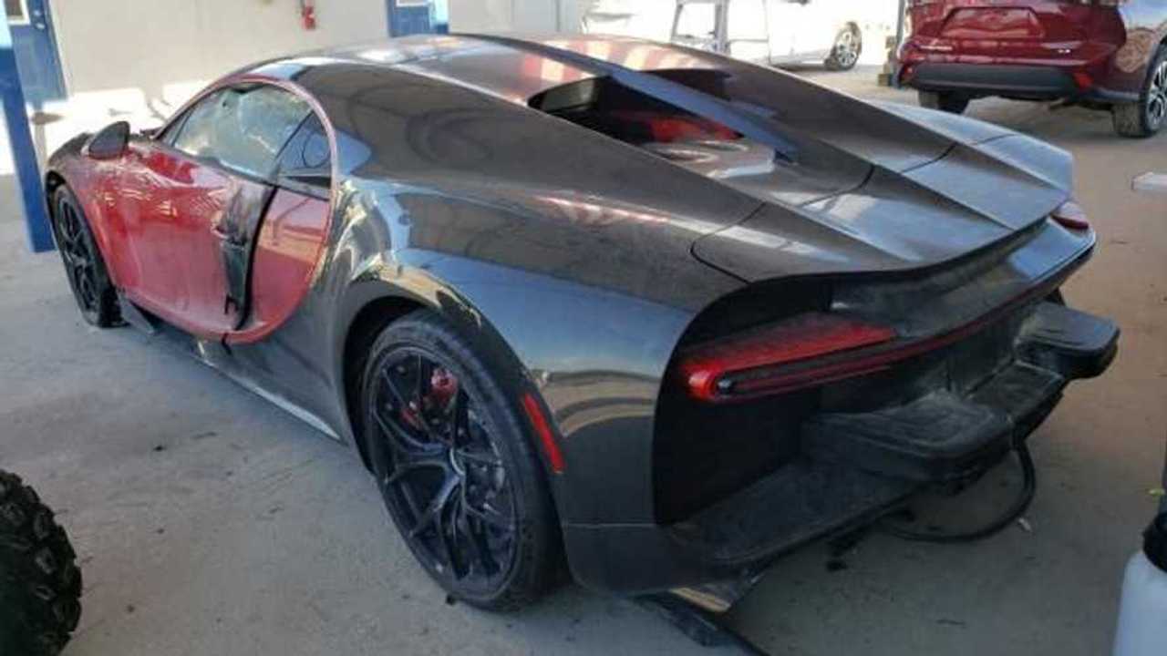 Bugatti Chiron destruído em incêndio para venda