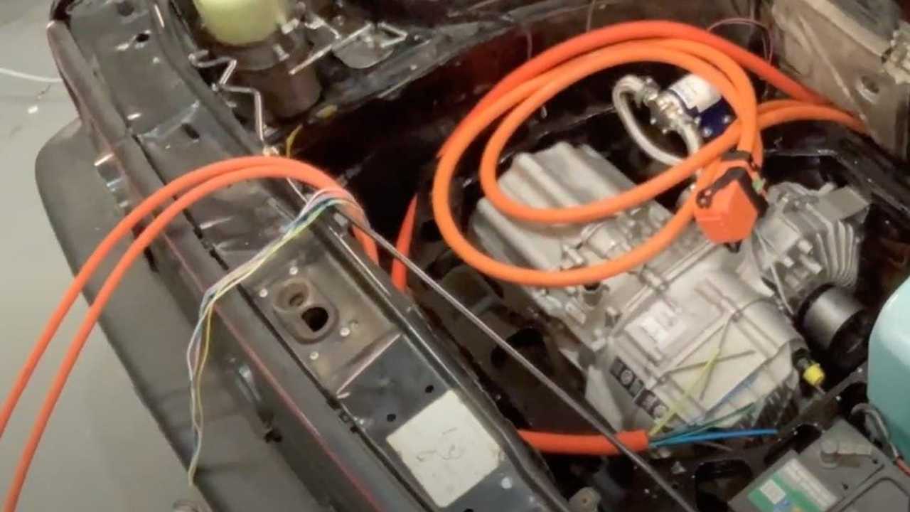Volkswagen Golf GTI Mk2 kit conversione elettrica Tesla