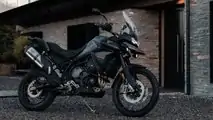Triumph Tiger 900 Bond Edition - Frente, Direita