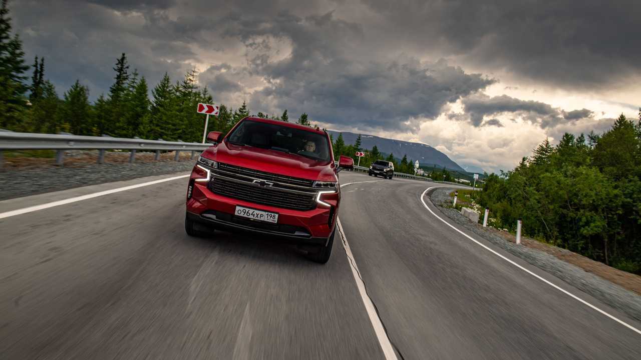 Chevrolet Tahoe на загородной трассе