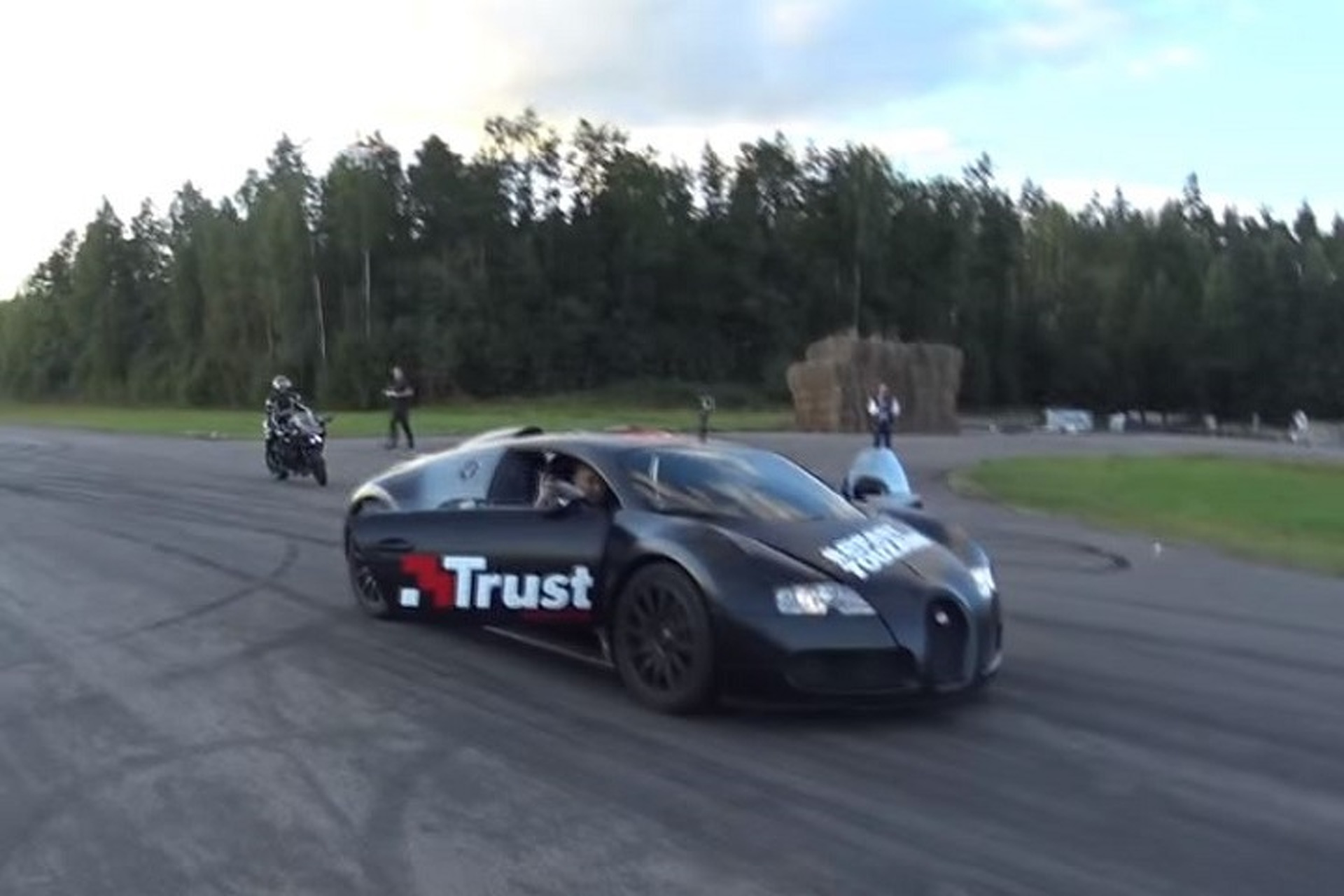 Watch Kawasaki's Evil Ninja H2 Race a Bugatti Veyron Grand Sport Vitesse