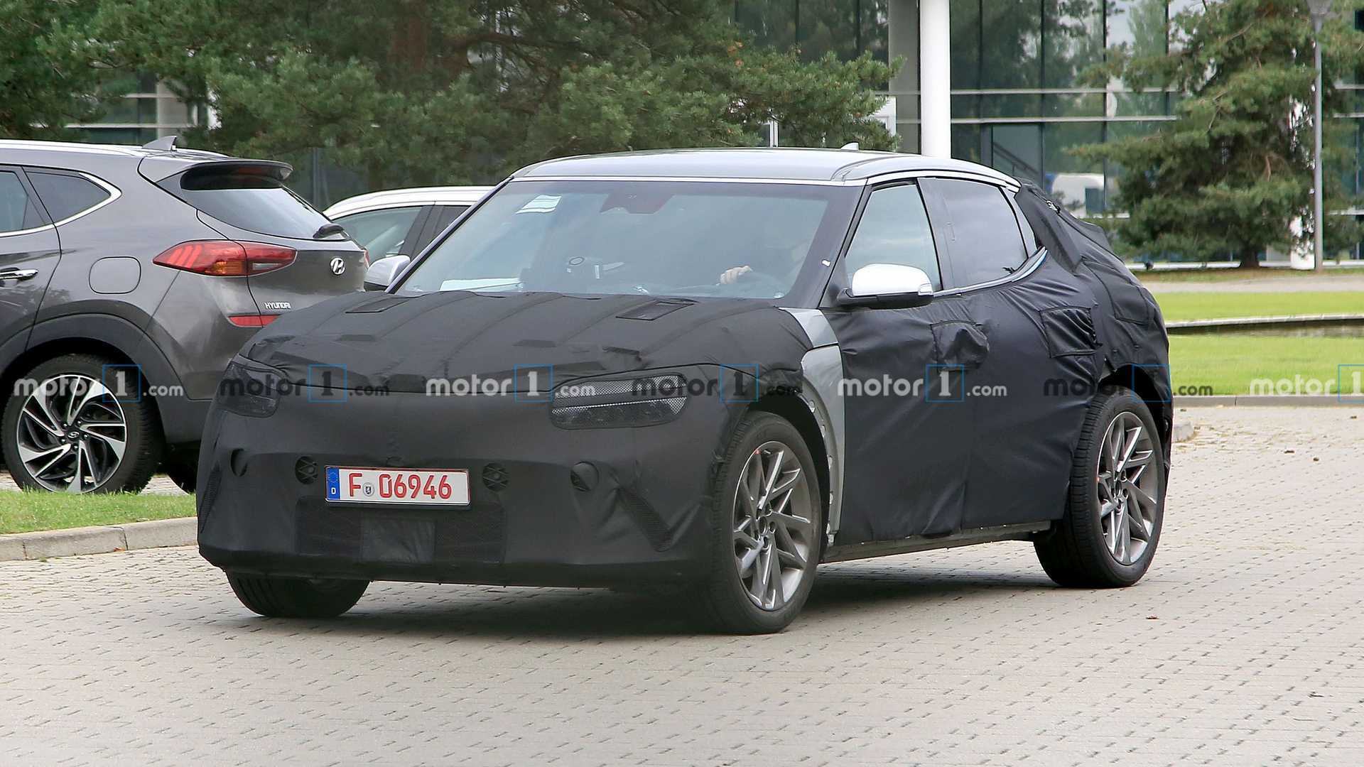 https://cdn.motor1.com/images/mgl/BEEve/s1/hyundai-jw-ev-spy-shots-camo-front-three-quarters.jpg hyundai-jw-ev-spy-shots-camo-front-three-quarters