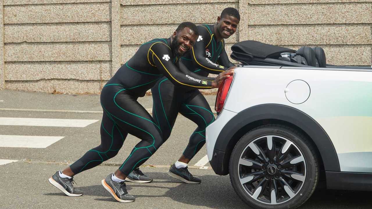Equipo de Jamaica de bobsleigh entrena con un MINI