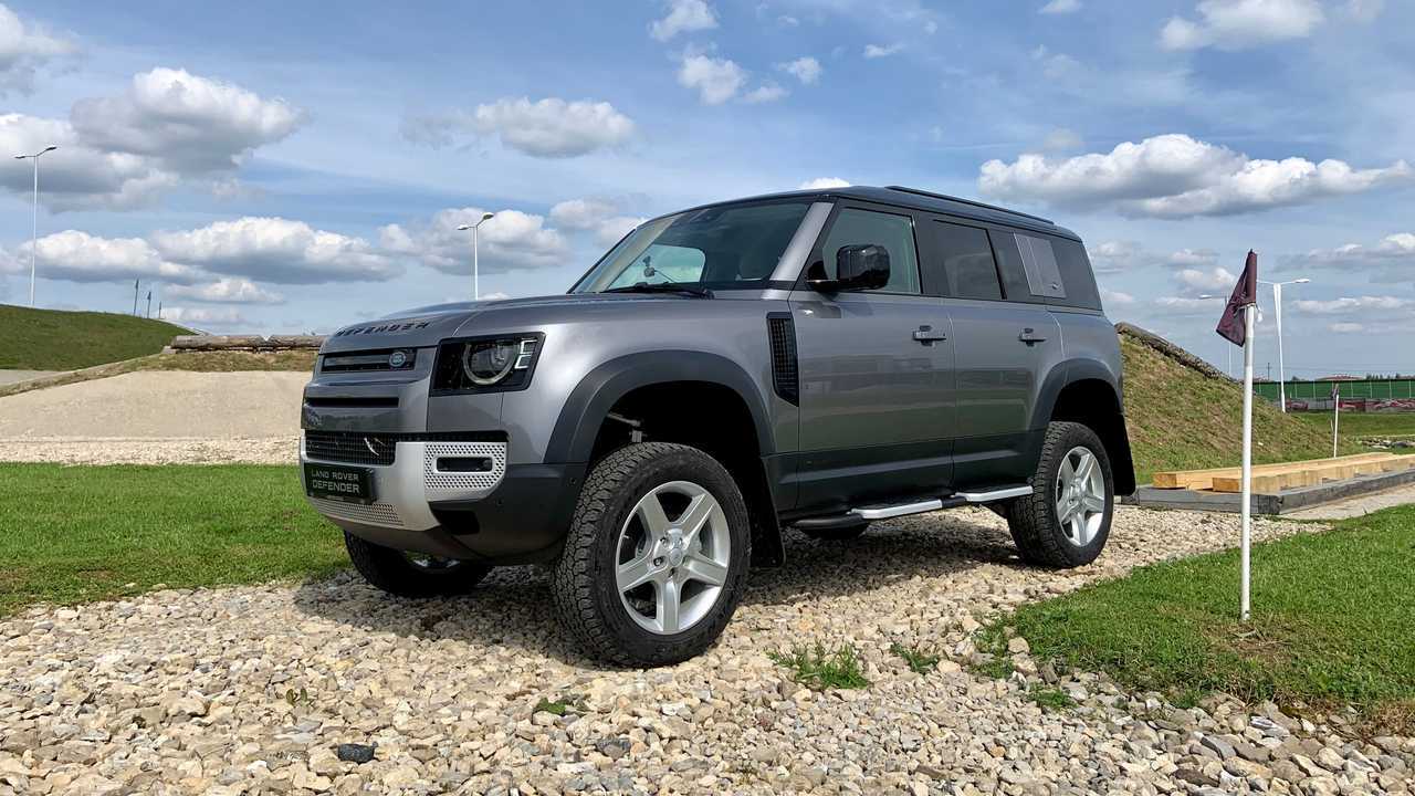 Land Rover Defender 110 с максимально поднятым пневмоподвеской кузовом.
