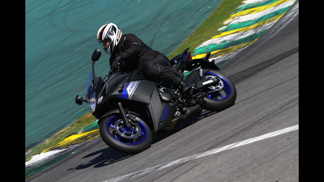 Track day: aceleramos a nova Yamaha XJ6 com ABS em Interlagos