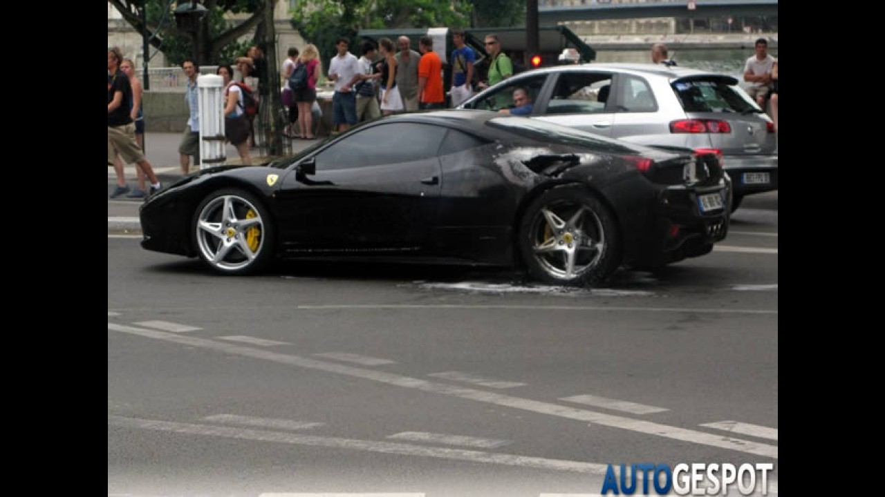 Mais uma! Ferrari 458 Italia pega fogo em Paris