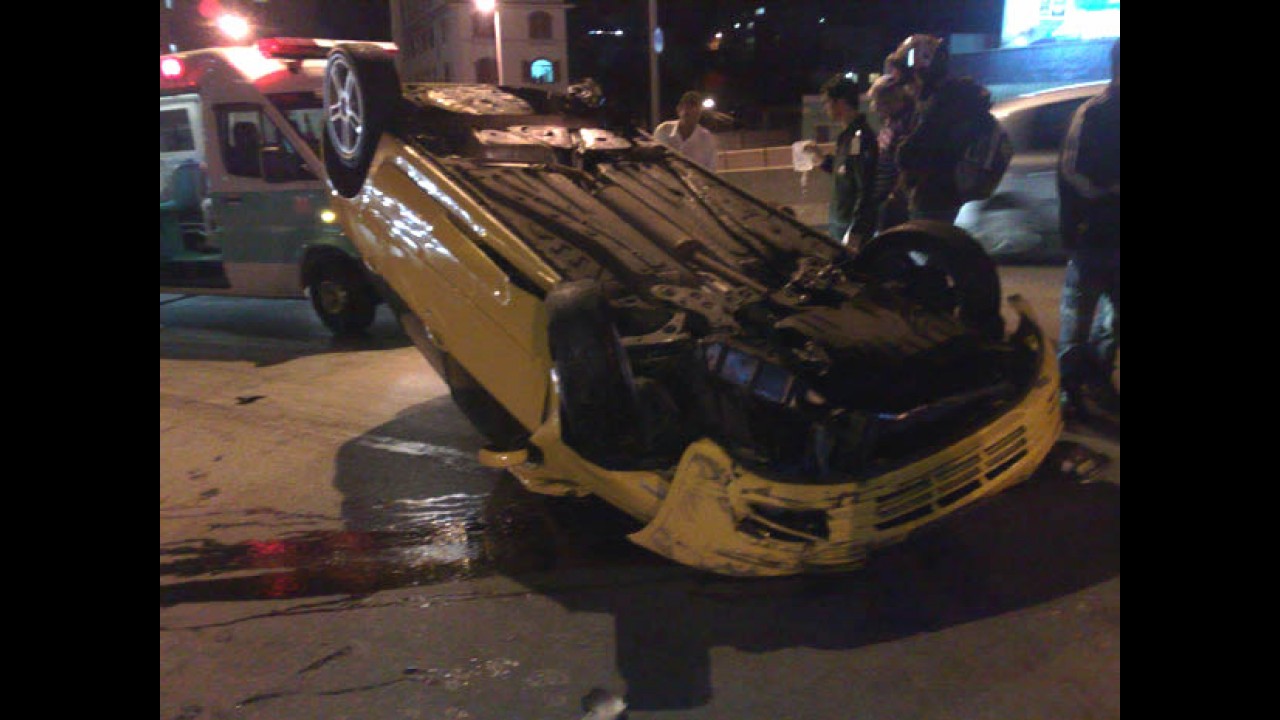 Fiat Stilo capota em Belo Horizonte após perder roda traseira