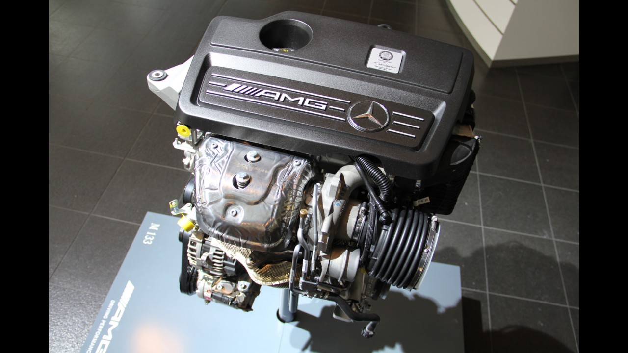 Mercedes-Benz divulga primeiras imagens oficiais do esportivo A45 AMG