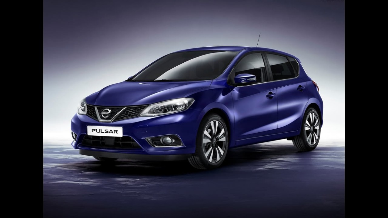 Versão de produção do Nissan Pulsar é flagrada em estacionamento