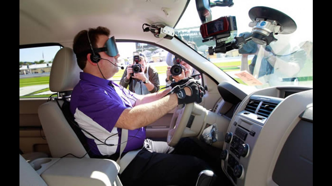 Deficiente visual guia um Ford Escape em Daytona