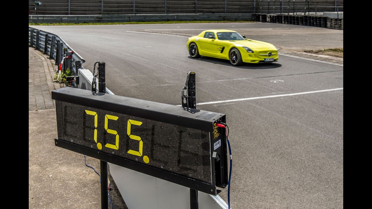 SLS AMG Eletric Drive bate recorde e desbanca R8 e-tron em Nürburgring