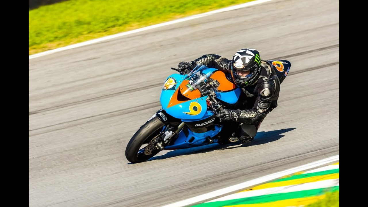 Piloto CARPLACE: André Verissimo chega em segundo na SuperBike