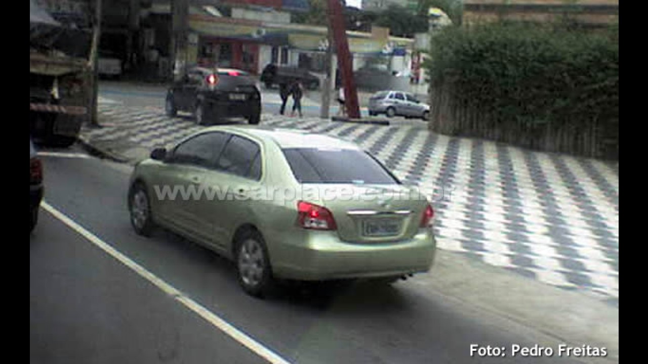 Segredo: Leitores flagram Toyota Yaris nas versões hatch e sedan rodando no Brasil