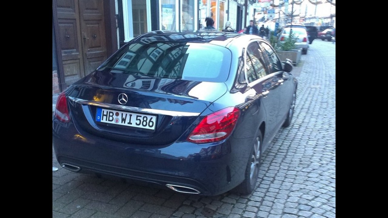 Antes de chegar às concessionárias, novo Mercedes Classe C já é flagrado nas ruas