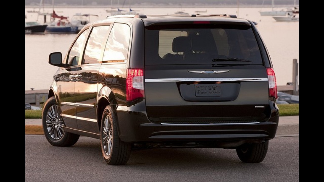 Chrysler Town & Country 2011 chega oficialmente por R$ 173.900