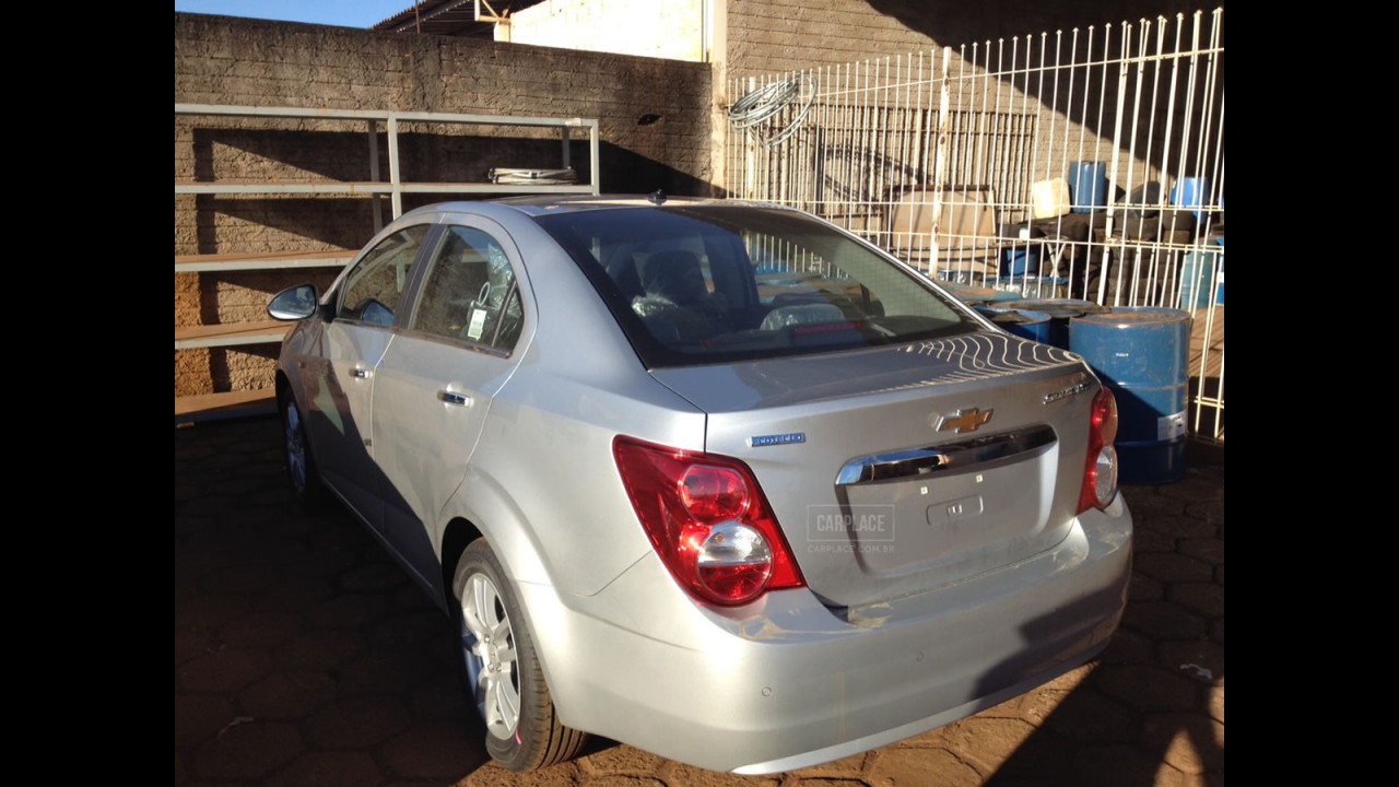 Leitor flagra Novo Chevrolet Sonic LTZ sem camuflagem - Veja o acabamento interno