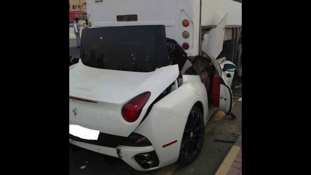 Motorista de Ferrari teve muita sorte ao escapar com vida deste acidente