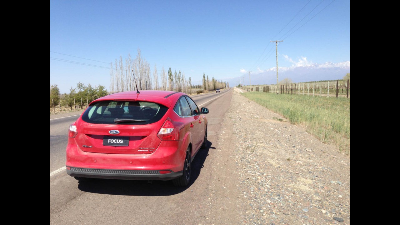 Tira-teima hatches médios: VW Golf 1.4 TSI Highline ou Ford Focus 2.0 Titanium?