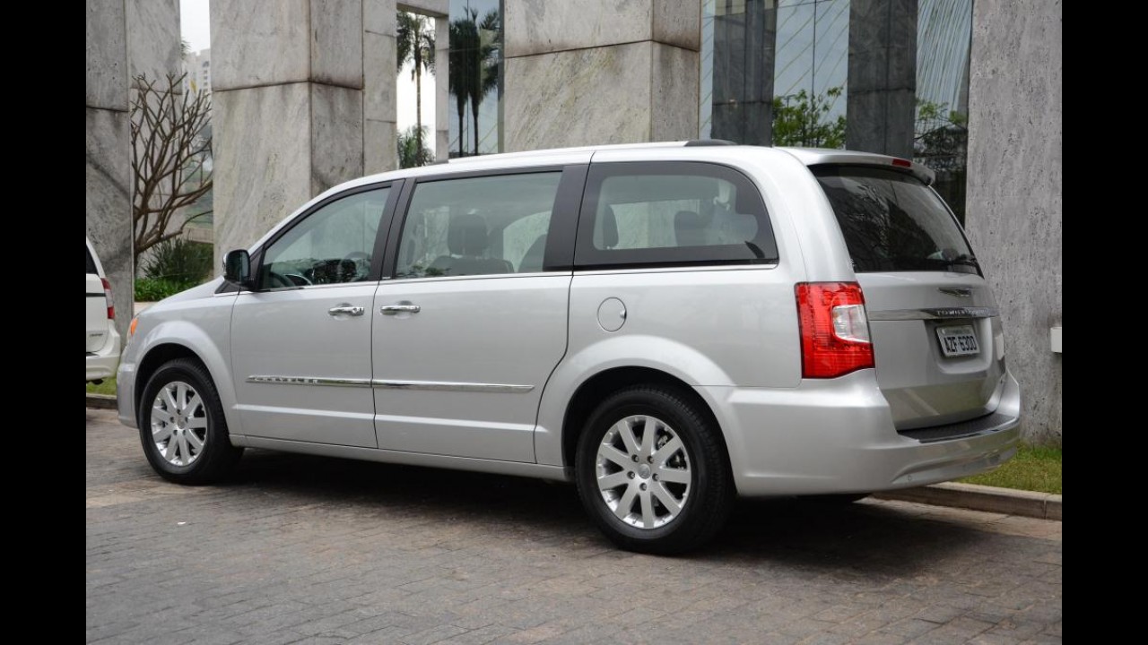 Chrysler lança Town & Country 2012 com retoque visual e novo motor V6 por R$ 173.900