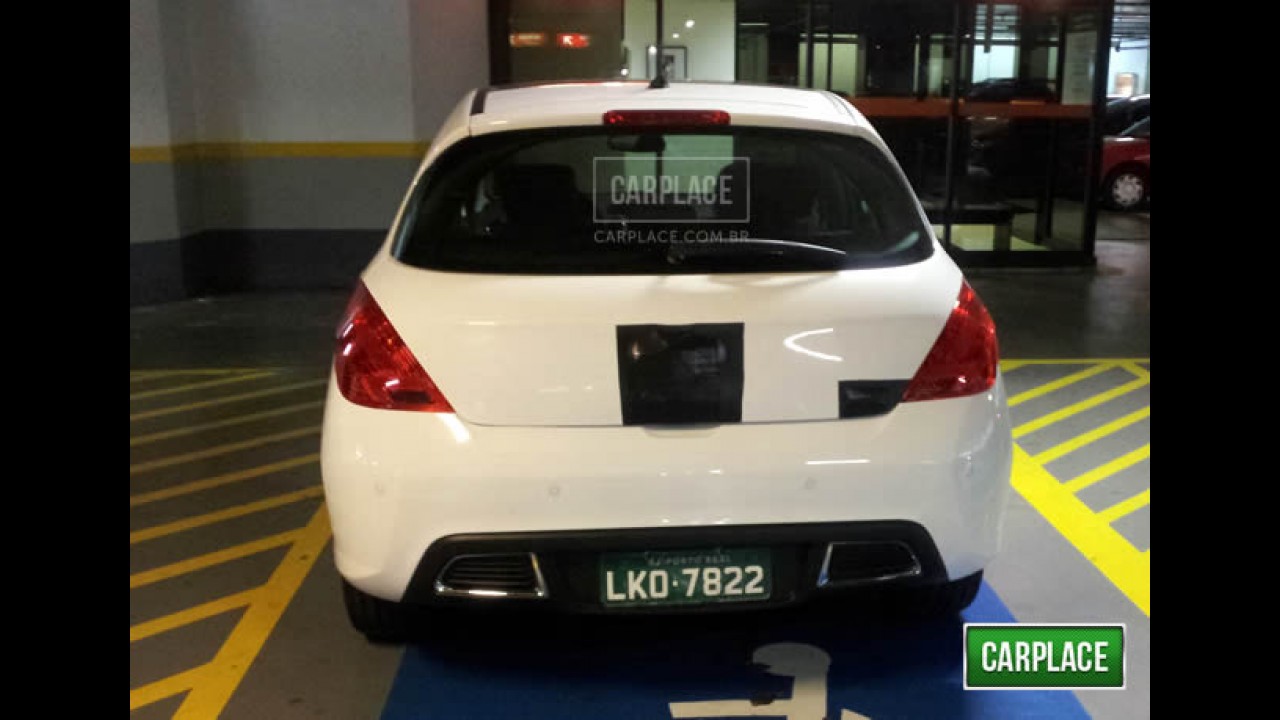 Novo Peugeot 308 é flagrado em shopping em SP - Fotos revelam acabamento interno