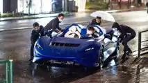 McLaren Elva sous la pluie