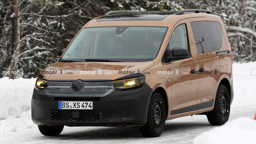 Volkswagen Caddy, le foto spia del prototipo "vestito" da Dokker