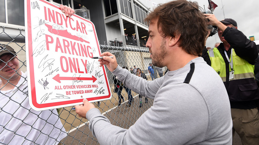 Fernando Alonso firma autógrafos