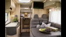 Neue Wohnmobile, neue Wohnwagen