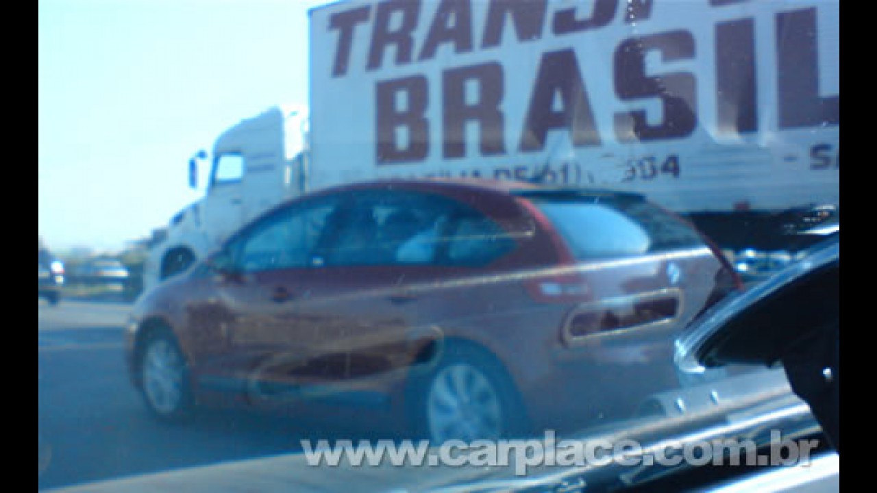 Leitor flagra o novo Citröen C4 hatch rodando sem disfarces em São Paulo