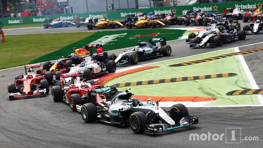 Nico Rosberg, Mercedes AMG F1 W07 Hybrid leads at the start of the race