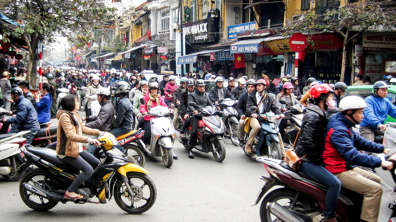 Hanoi motorcycle traffic / Simon Morris