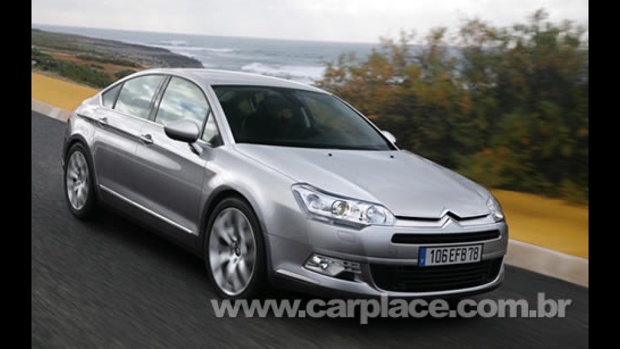 Leitor flagra o novo sedan Citroën C5 sem nenhum disfarce no Rio de Janeiro