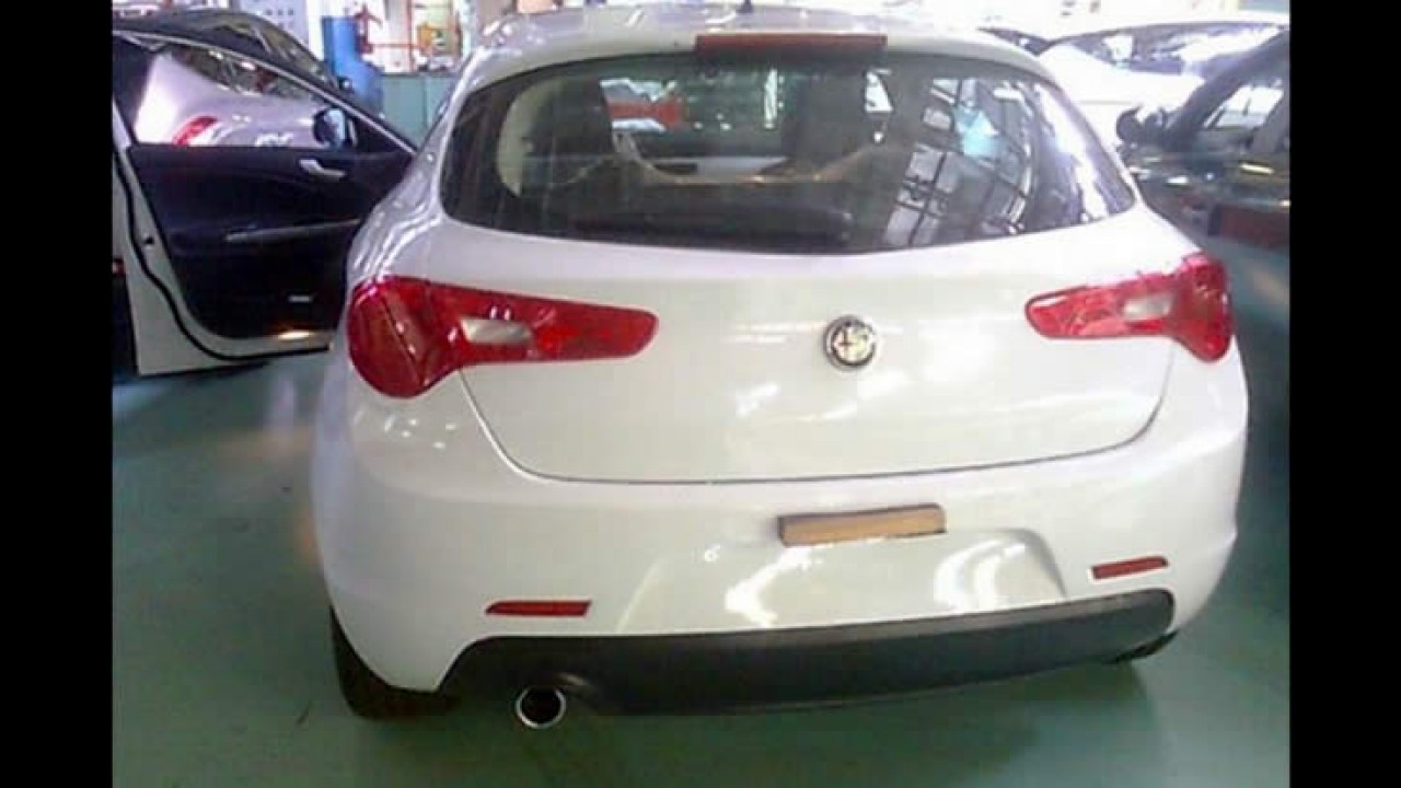 Novo Alfa Romeo Milano: Vazam imagens do novo hatch italiano sem nenhum disfarce