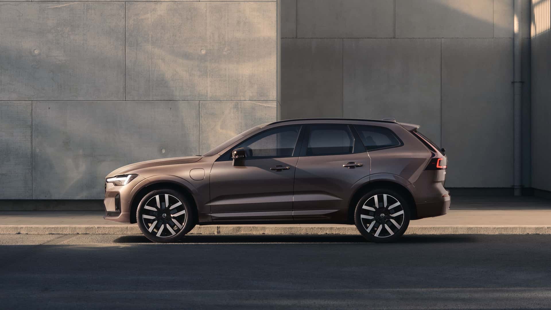 Volvo XC60 2028 в профиль