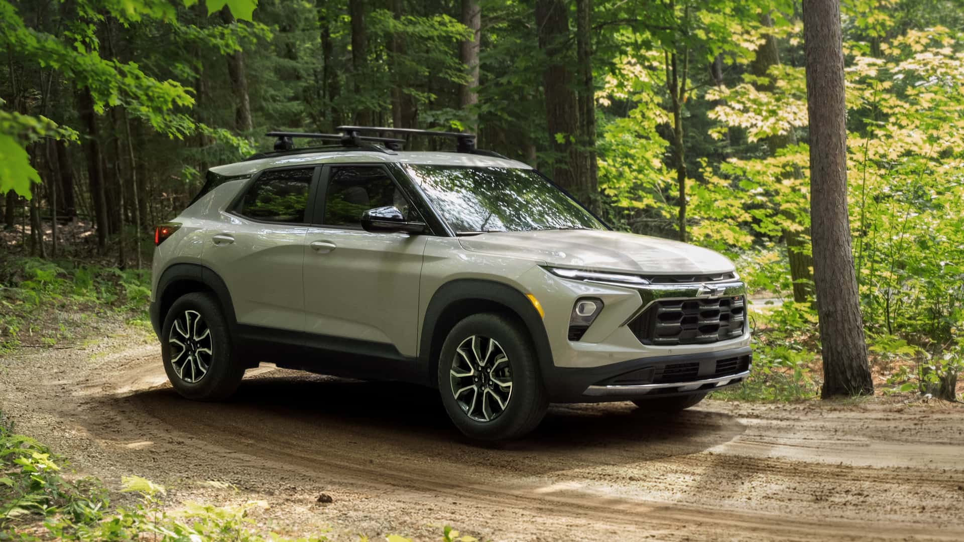 Chevrolet Trailblazer Z71 2027 на грунтовой дороге