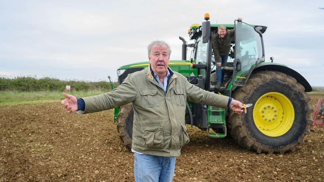 jeremy-clarkson-coltiva-unauto-lino-lana-e-pelle-dalla-sua-fattoria-per-la-jagua