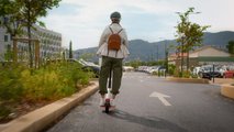 Patinete eléctrico Pure Advance - Jordan Riding Behind