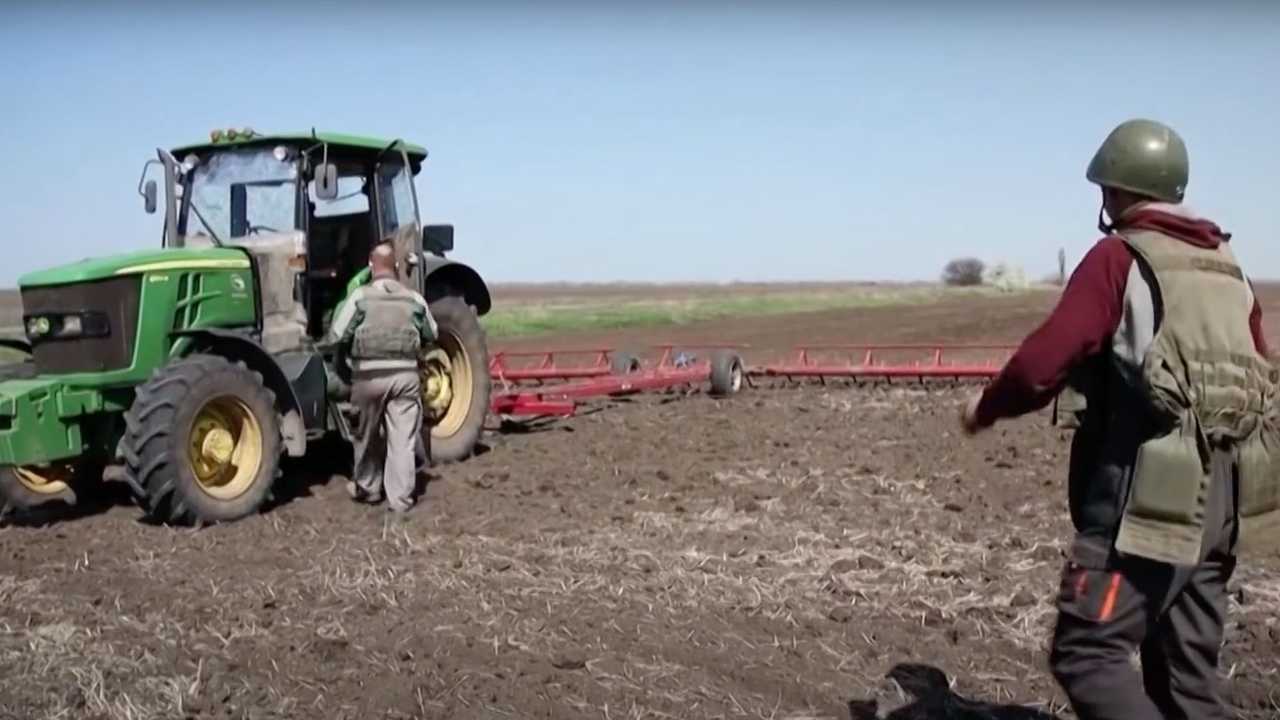 Agricoltori ucraini: coltivano e aiutano l'esercito
