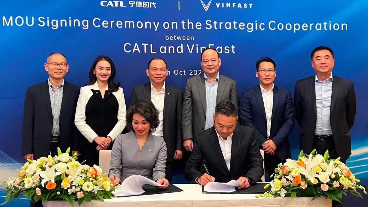 La firma dell'accordo tra VinFast e CATL