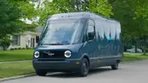 Vista esterna anteriore a tre quarti del veicolo per le consegne Amazon Electric Delivery