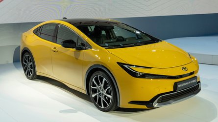 Toyota Prius PHEV (2023)