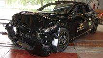 Mercedes EQE: Frontalaufprall gegen starre Barriere mit kompletter Überdeckung - nach dem Crash