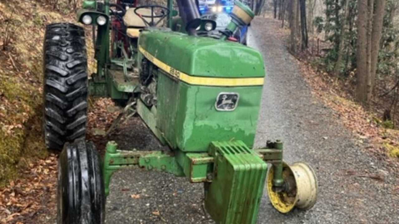 Inseguimento al trattore John Deere: la polizia spara alle gomme
