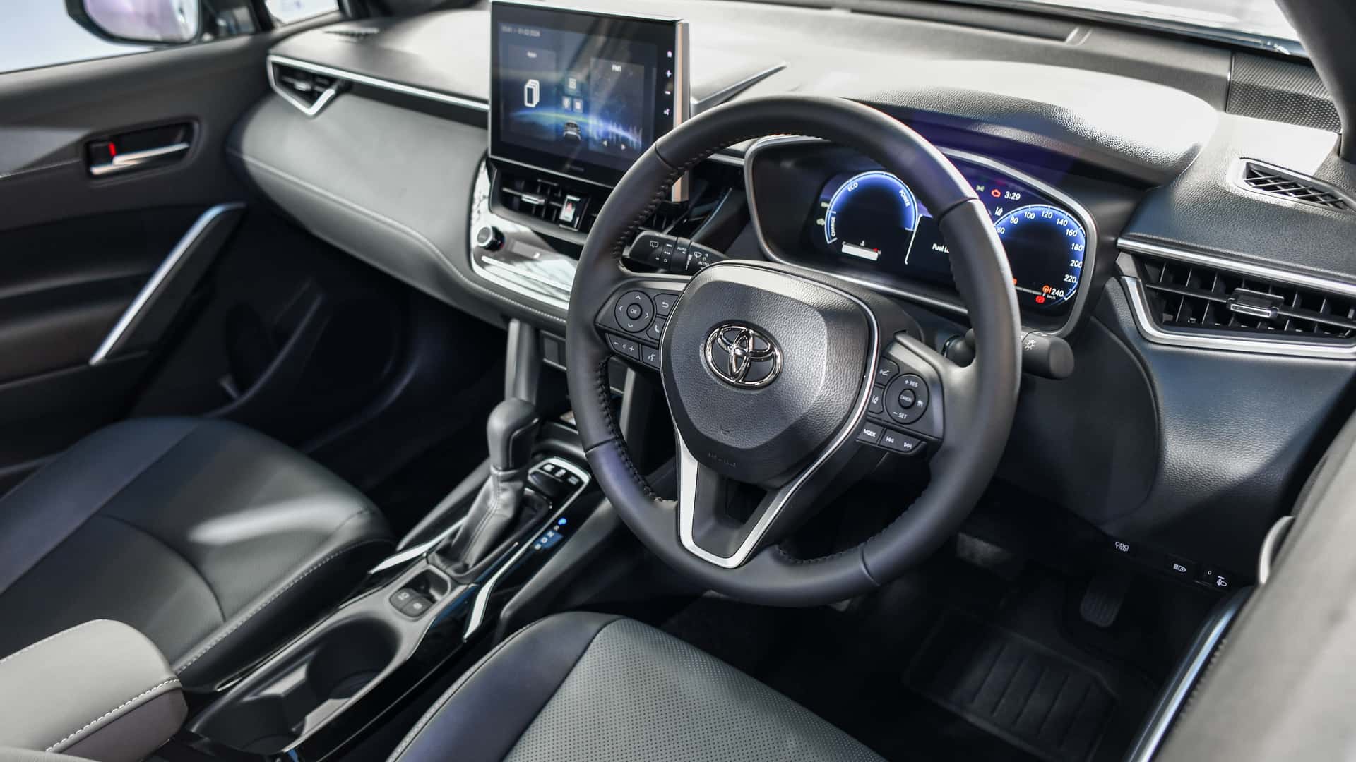 https://cdn.motor1.com/images/mgl/BXNEl4/s1/toyota-corolla-cross-2024-tailandia.jpg